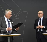 Johan Britz tar emot en promemoria från utredare Fredrik Wersäll, .