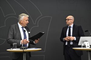 Johan Britz tar emot en promemoria från utredare Fredrik Wersäll, .