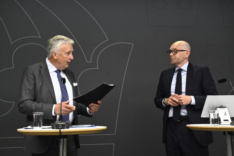 Johan Britz tar emot en promemoria från utredare Fredrik Wersäll, .