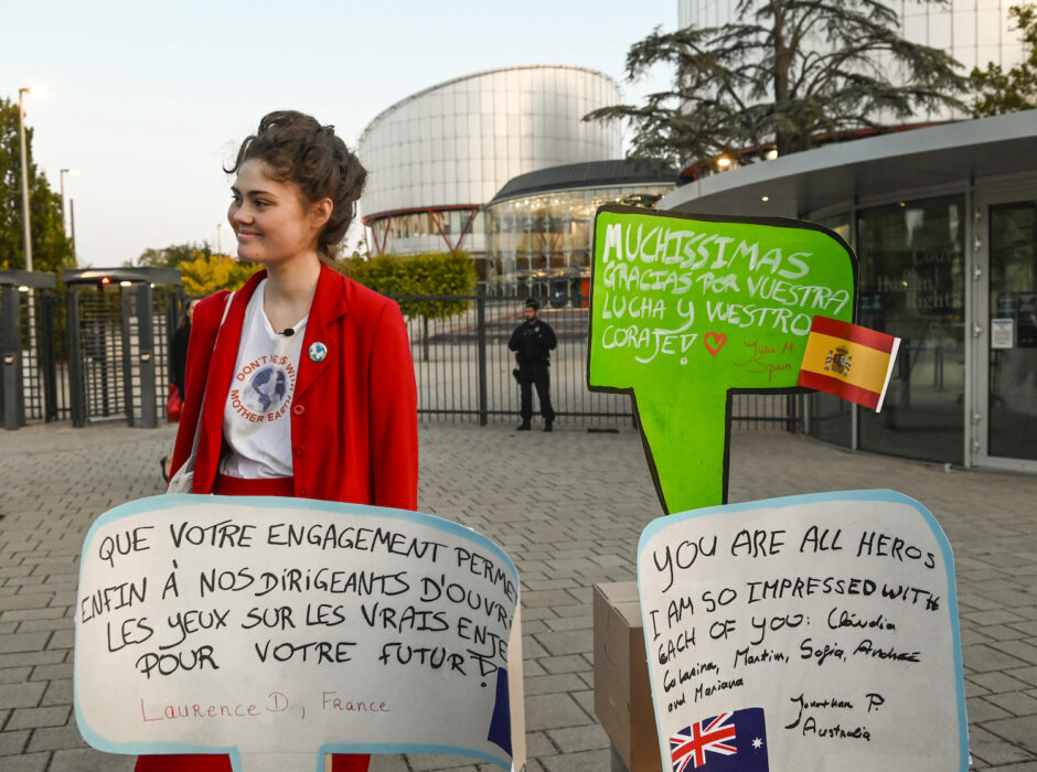 Auroramålets talesperson Ida Edling framför Europadomstolen i Strasbourg 2023.