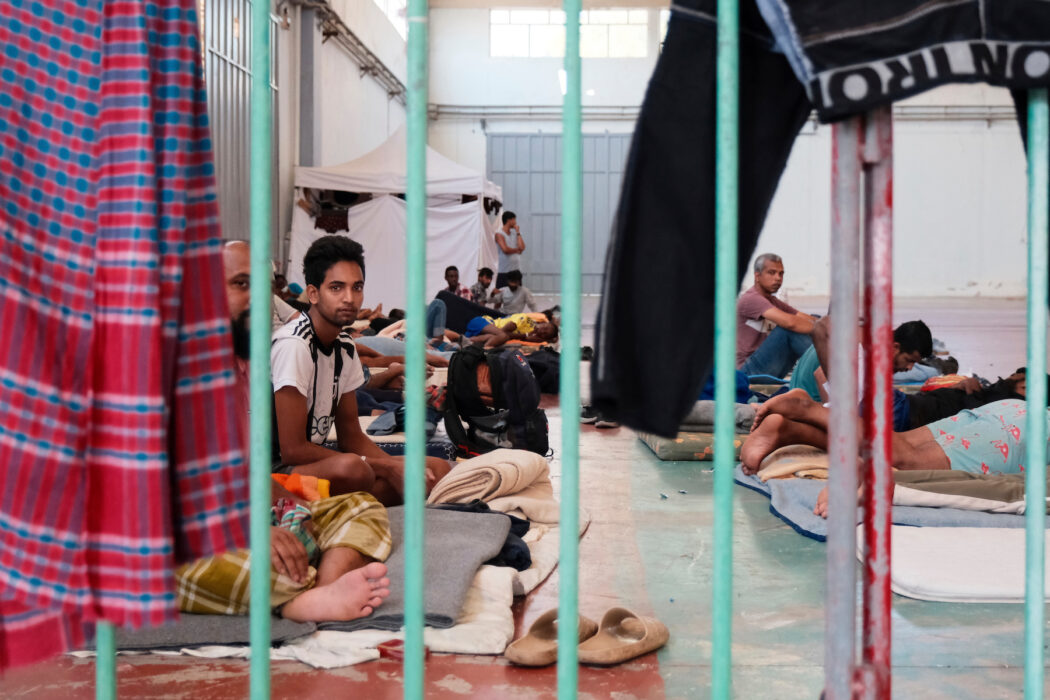 Migranter som anlänt till Kreta i ett tillfälligt förvar i byn Agia, augusti 2025.