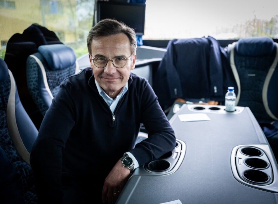 Statsminister Ulf Kristersson (M) i kampanjbussen i Vellinge på bussturné i Skåne.