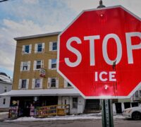 Stoppskylt i Biddeford i Maine där det också står ICE.