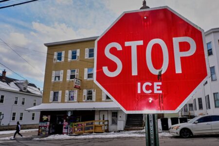 Stoppskylt i Biddeford i Maine där det också står ICE.