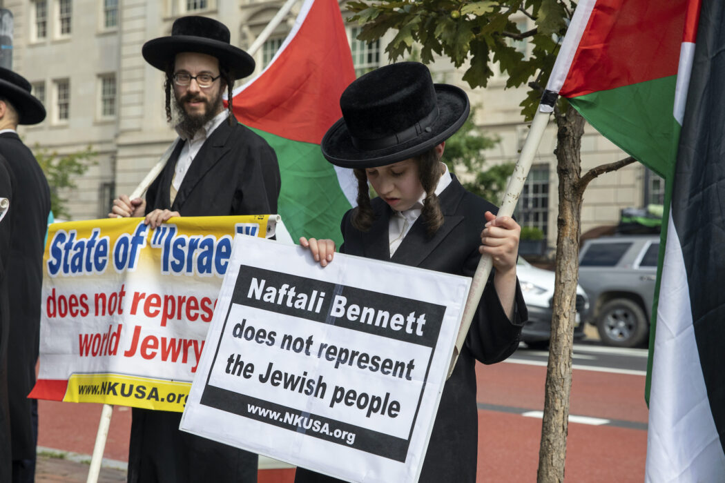Ortodoxa judar i USA demonstrerar mot Israels regering.