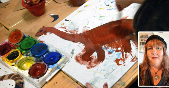 Ett barn målar en dinosaurie. Inklippt bild av skribenten.