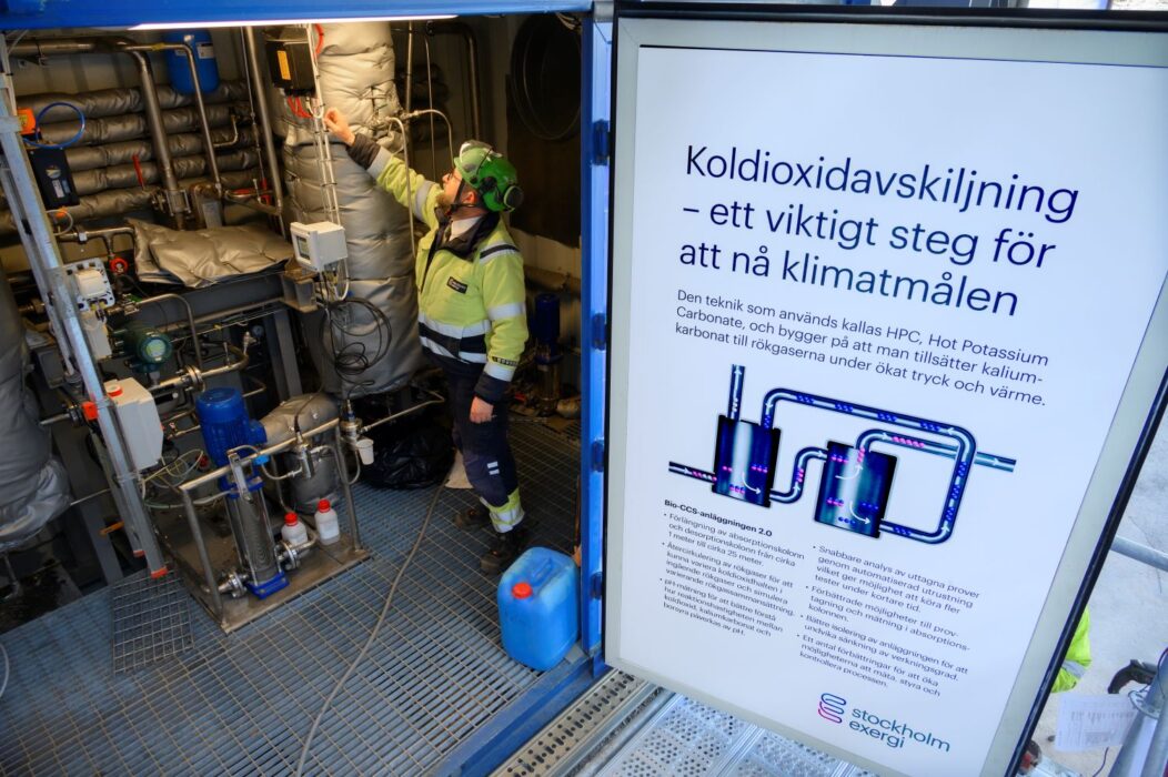 En man vid reglagen på Värtaverket.