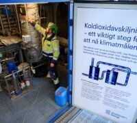 En man vid reglagen på Värtaverket.