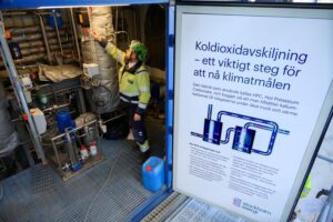 En man vid reglagen på Värtaverket.