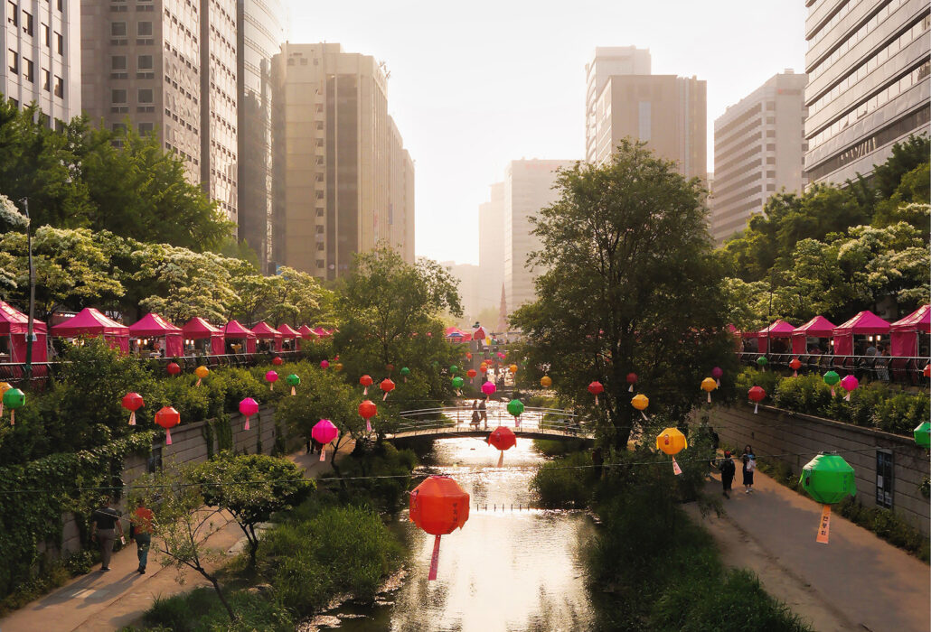 Där tusentals bilar en gång passerade varje dag rinner nu Cheonggyecheon genom centrala Seoul.
