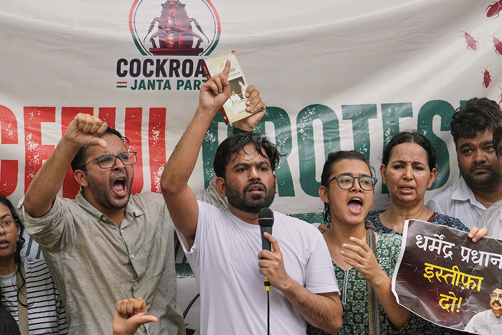 Cockroach Janta Partys grundare Abhijeet Dipke talar till demonstranter i New Delhi under en protest mot Indiens utbildningsminister.