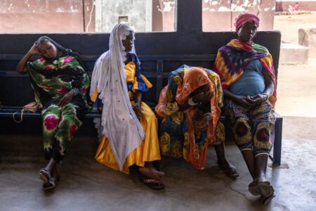 Gravida kvinnor väntar på vård i en klinik i Centralafrikanska republiken.