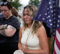 En demonstrant kämpar för att hålla tillbaka tårarna vid en demonstration mot ICE efter att en man skjutits ihjäl av den amerikanska immigrations- och tullmyndigheten (ICE) måndagen den 13 juli 2026 i Biddeford, Maine. (AP Photo/Robert F. Buka