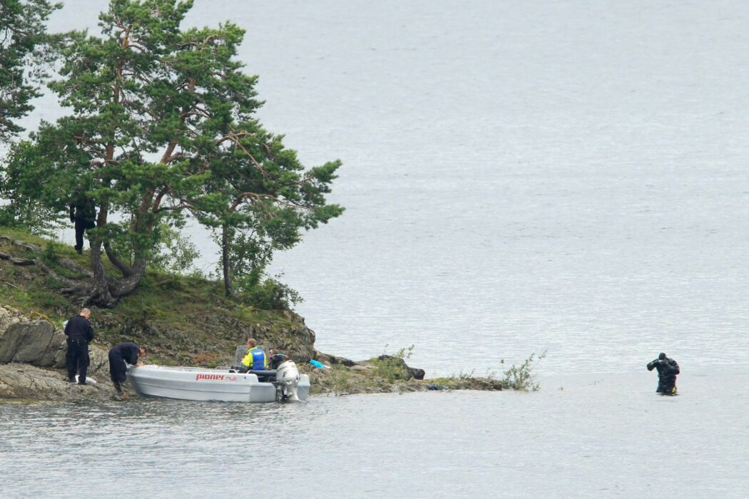 Polisen genomsöker stränderna på Utøya ett par dagar efter attentatet, där 69 personer sköts ihjäl.