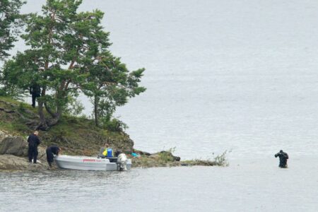 Polisen genomsöker stränderna på Utøya ett par dagar efter attentatet, där 69 personer sköts ihjäl.