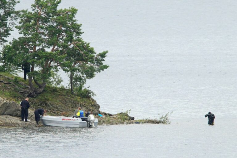 Polisen genomsöker stränderna på Utøya ett par dagar efter attentatet, där 69 personer sköts ihjäl.