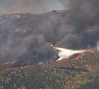 Vatten släpps över brand i Spanien.