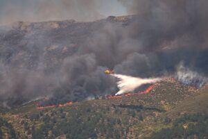 Vatten släpps över brand i Spanien.