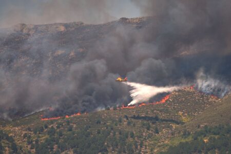 Vatten släpps över brand i Spanien.