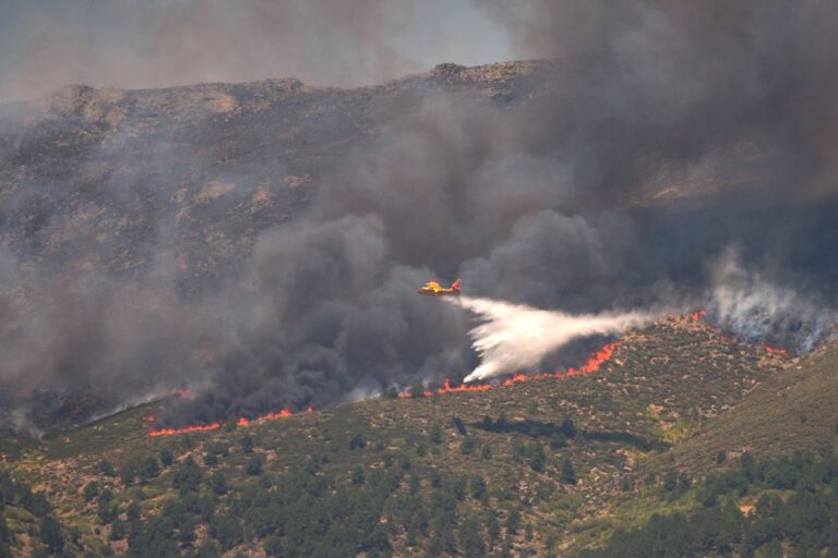Vatten släpps över brand i Spanien.