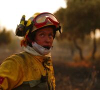 Brandmän bekämpar en skogsbrand i San Martin de Valdeiglesias, väster om Madrid i Spanien, söndagen den 26 juli 2026.