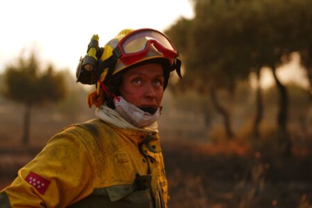 Brandmän bekämpar en skogsbrand i San Martin de Valdeiglesias, väster om Madrid i Spanien, söndagen den 26 juli 2026.