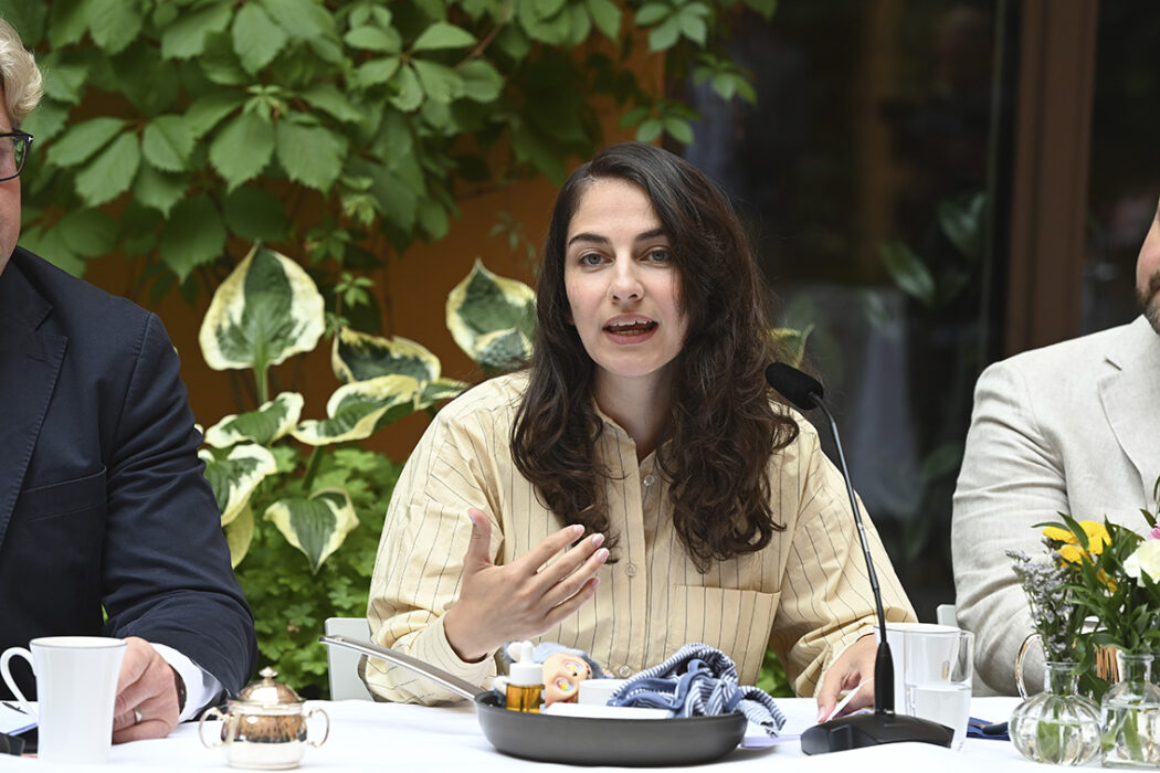 Klimat- och miljöminister Romina Pourmokhtari (L) säger att Sverige inte ska vänta på EU när det gäller att minska användningen av PFAS i konsumentprodukter.