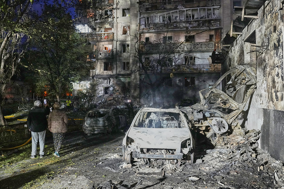 Utbrända bilar och skadade bostadshus efter nattens ryska robotattack mot Kiev.