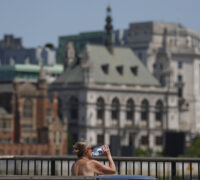 En kvinna dricker vatten under en varm dag i London. Storbritannien har den senaste tiden drabbats av flera värmeböljor, och enligt Met Office har landets klimat förändrats i grunden.