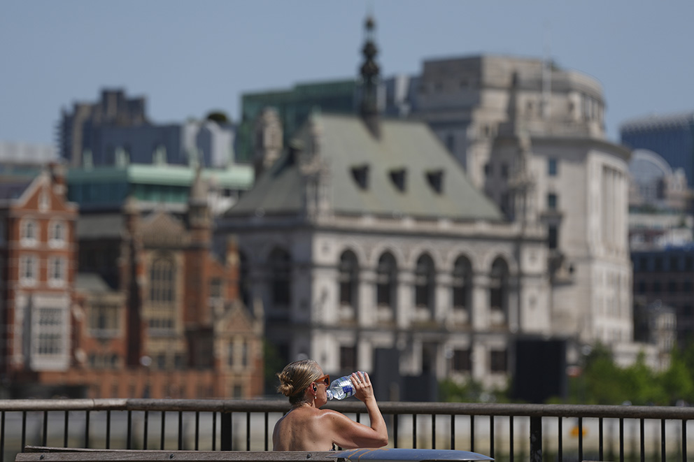 En kvinna dricker vatten under en varm dag i London. Storbritannien har den senaste tiden drabbats av flera värmeböljor, och enligt Met Office har landets klimat förändrats i grunden.