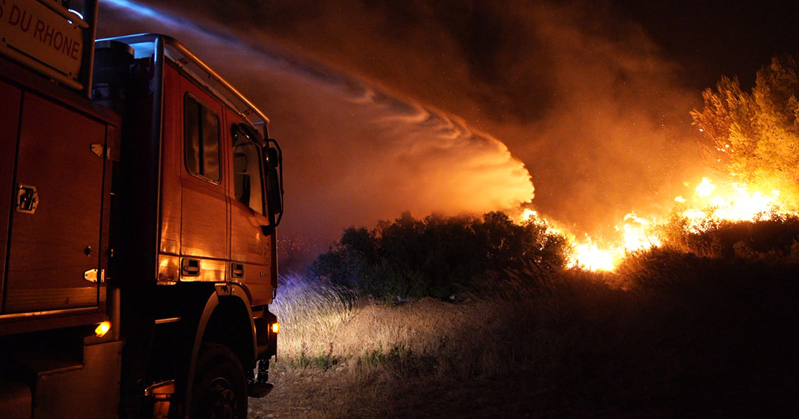 Omkring 900 brandmän bekämpar just nu skogsbränderna i södra Frankrike.