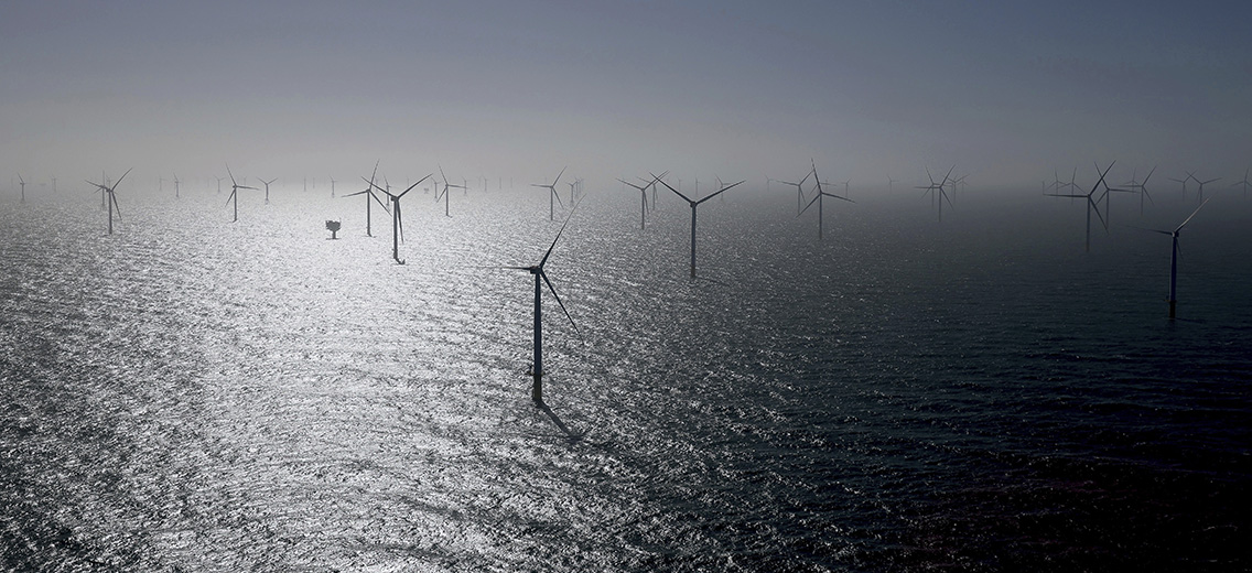 Globalt pågår stora satsningar på förnybar energi och annan omställning men utsläppsminskningarna går ändå för långsamt, enligt en ny  rapport.