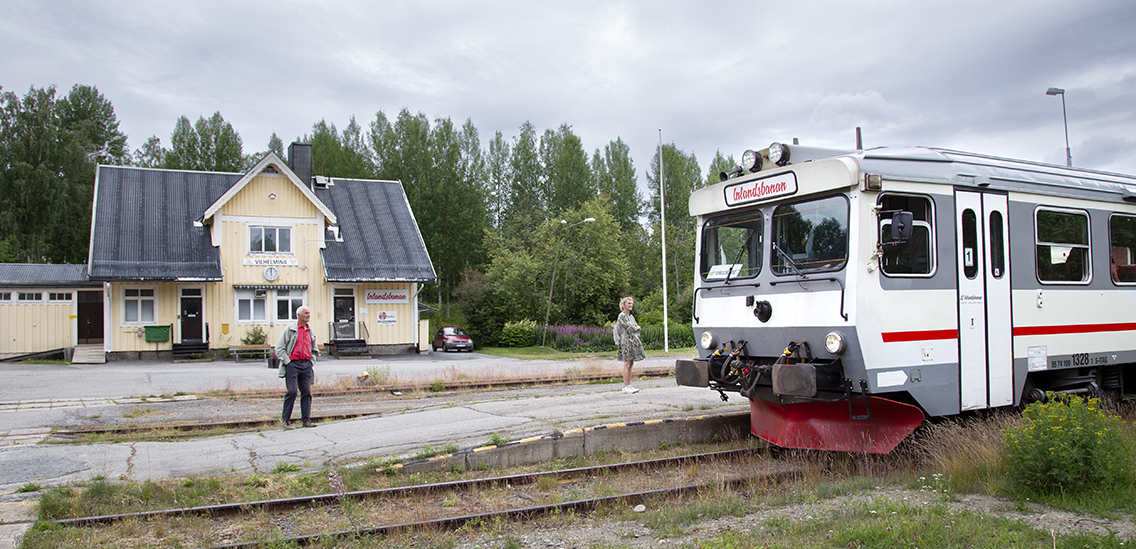 Inlandsbanan anländer till Vilhelmina station i Västerbotten.