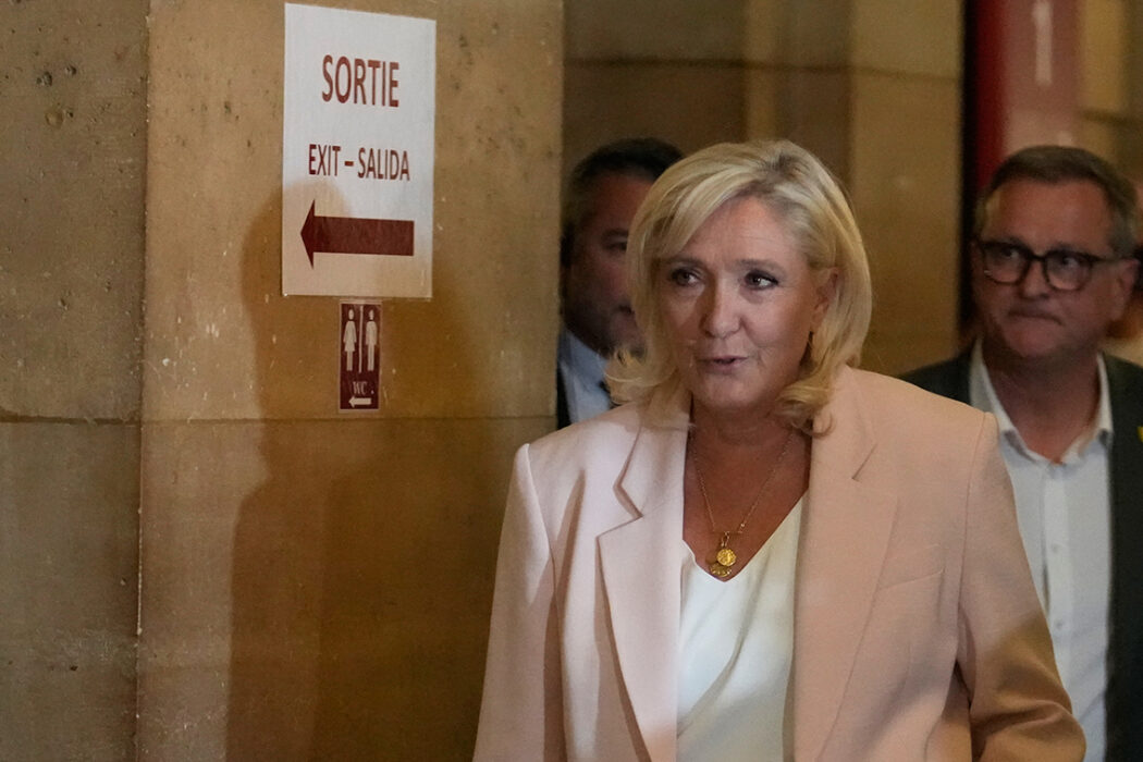 Marine Le Pen (RN) anländer idag tisdag till domstolen för att ta emot domen i målet om förskingring av EU-medel.