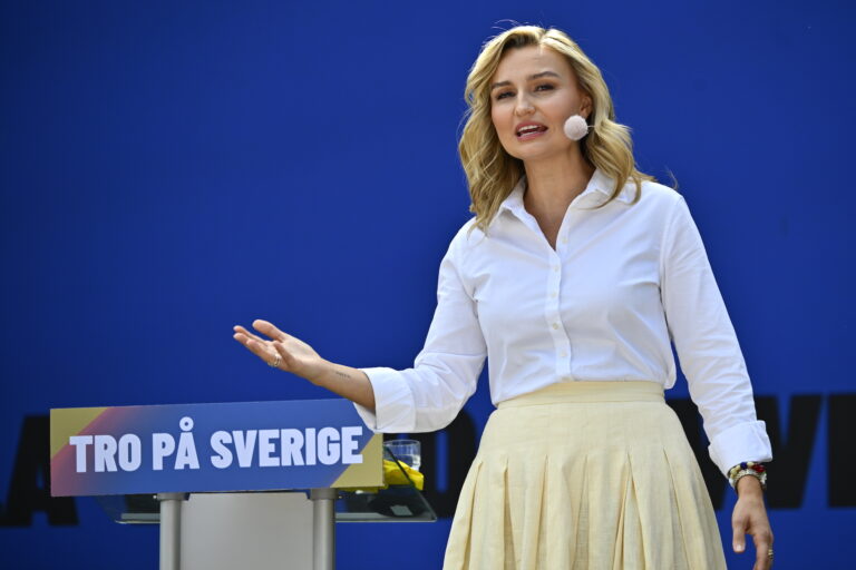 Ebba Busch håller tal