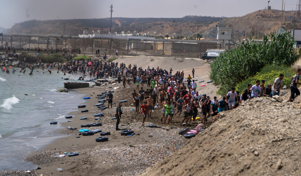 Några av migranterna som anlänt vattenvägen till Ceuta, 30 juli.