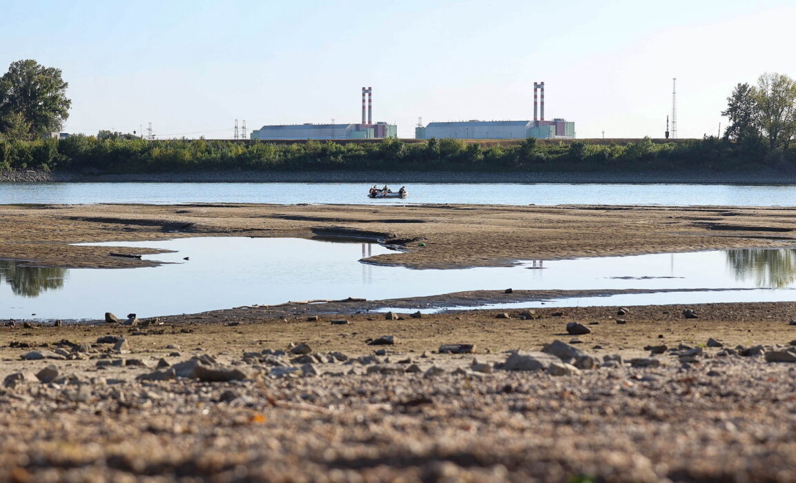 Ungerska kärnkraftverket Paks har fått stängas av till följd av rekordlåga vattennivåer i floden Donau, där kärnkraftverket tar sitt kylvatten.