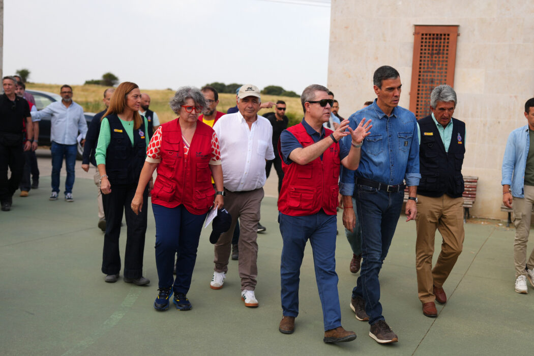 Spaniens premiärminister Pedro Sánchez besöker provinsen Guadalajara nordost om Madrid, där en skogsbrand tagit över 32 000 hektar.