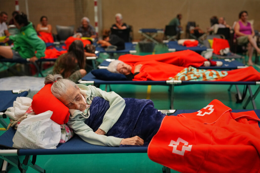 Evakuerade tillbringar natten i en sporthall i Cebreros i spanska provinsen Ávila, 24 juli.