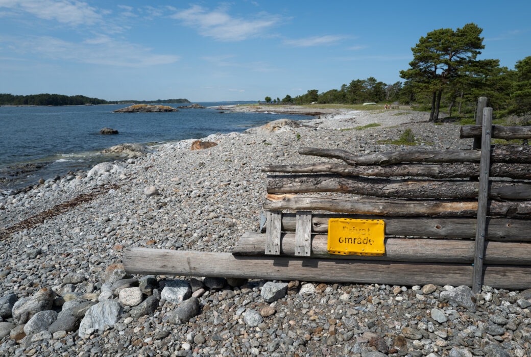 Strandskyddet ger människor tillgång till stranden även på privatägd mark, och skyddar växt- och djurliv.
