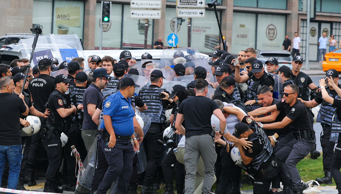 Polis ingriper mot demonstranter som protesterar mot det kommande Natotoppmötet i Ankara.