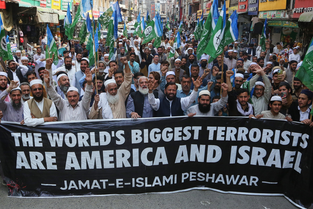 Anhängare till det pakistanska religiösa partiet Jamaat-e-Islami demonstrerar i Peshawar den 6 mars mot mordet på Irans tidigare högsta religiösa överhuvud Ali Khamenei och mot Israels attacker mot Iran.