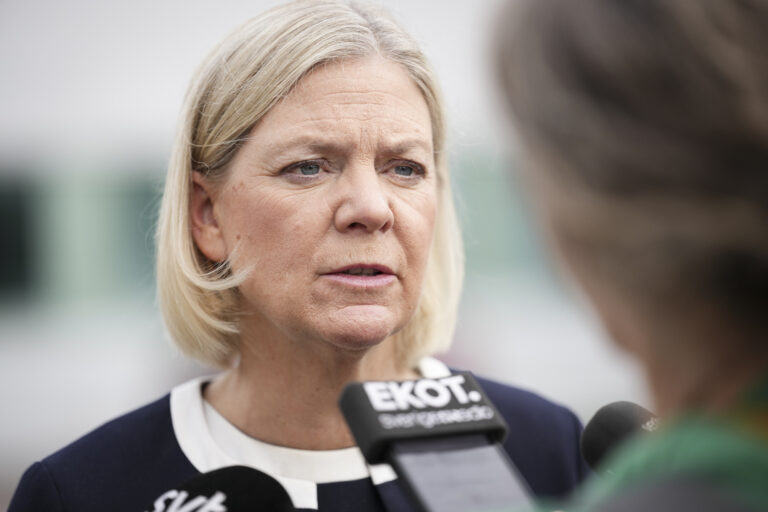 Magdalena Andersson intervjuas.