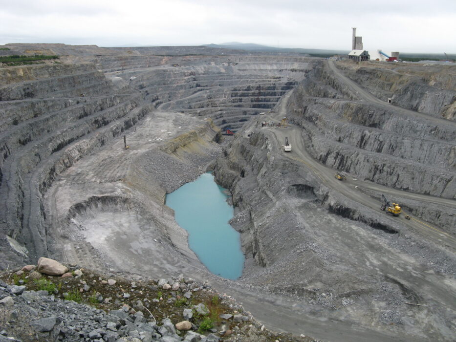 Boliden har planer på att årligen utvinna 36 miljoner ton malm i gruvan i Laver, vilket är ungefär lika mycket som Aitikgruvan (på bilden) producerar.
