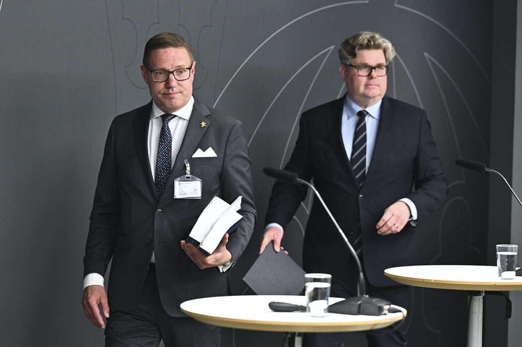Justitieminister Gunnar Strömmer (th) vill slopa mängdrabatten senast 2030.