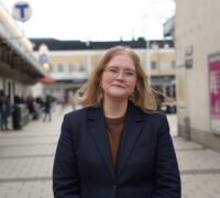 Hanna Jokio på torg i Stockholmsförort
