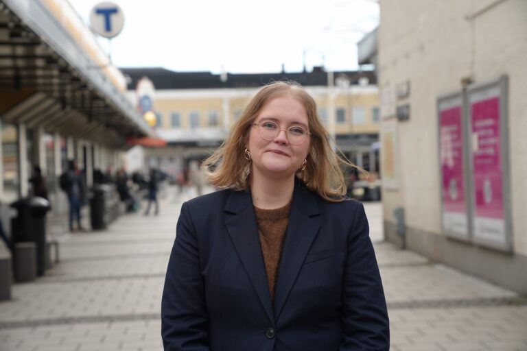 Hanna Jokio på torg i Stockholmsförort