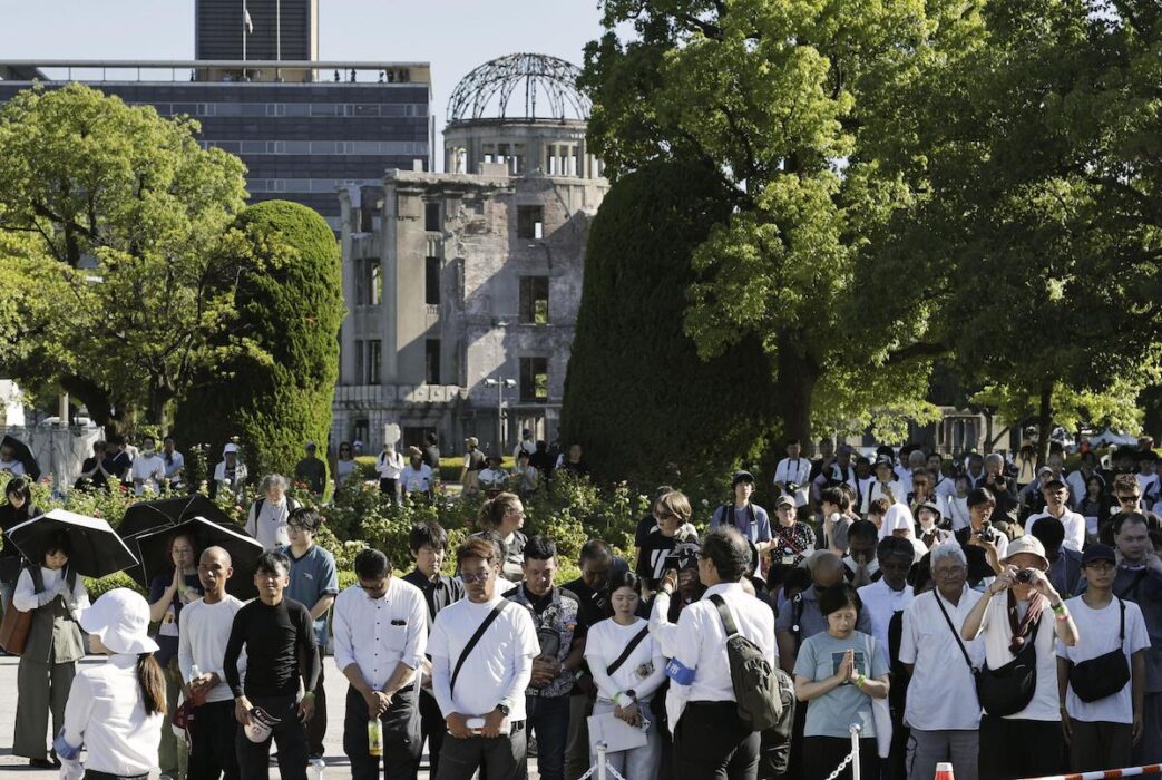 människor deltar i minnesstund på årsdagen av Hiroshima i Tokya