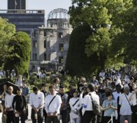 människor deltar i minnesstund på årsdagen av Hiroshima i Tokya