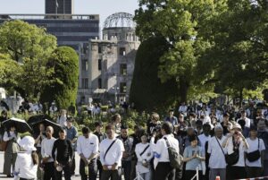 människor deltar i minnesstund på årsdagen av Hiroshima i Tokya